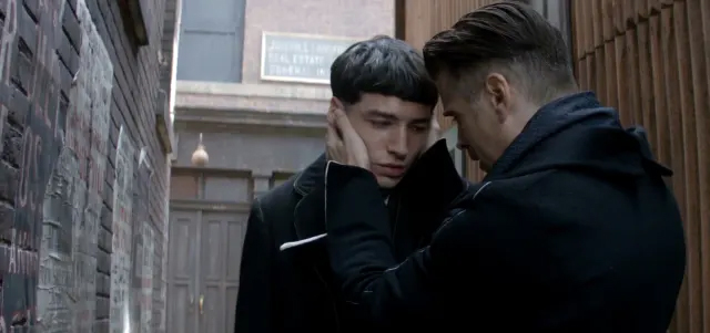Gerardo Grindelwald disfarçado do auror Percival Graves ao lado de Credence (Ezra Miller), em Animais Fantásticos e Onde Habitam