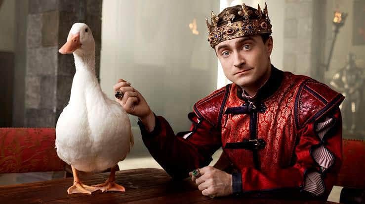 Daniel Radcliffe em cena de Miracle Workers, série de comédia em que interpreta um anjo que tenta convencer Deus a não destruir a Terra