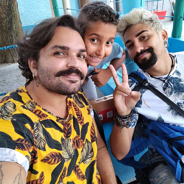 Alexandre caminha com os pais Patrique e Maycon