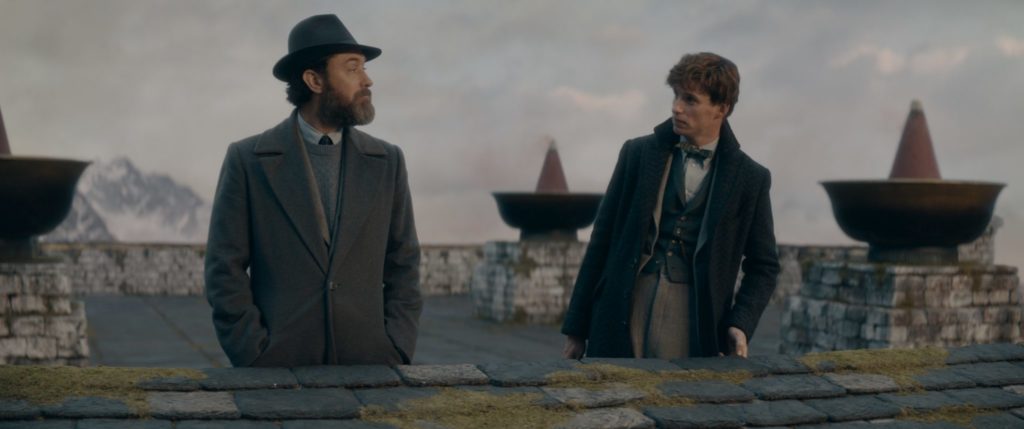 Alvo Dumbledore e Newt Scamander conversam em Butão, cenário escolhido para substituir o Rio de Janeiro em Animais Fantásticos: Os Segredos de Dumbledore (Foto: Warner Bros. Pictures/Divulgação)